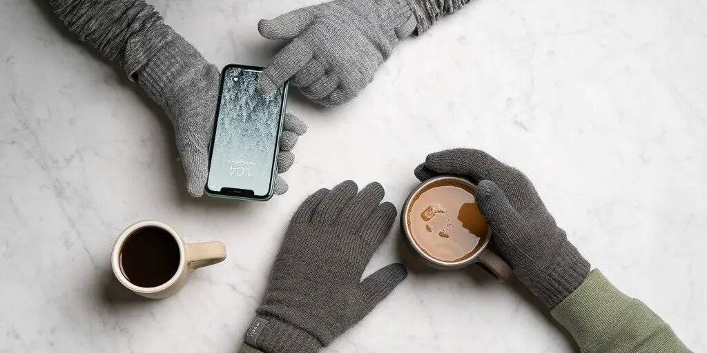 les mains de deux personnes portant des gants